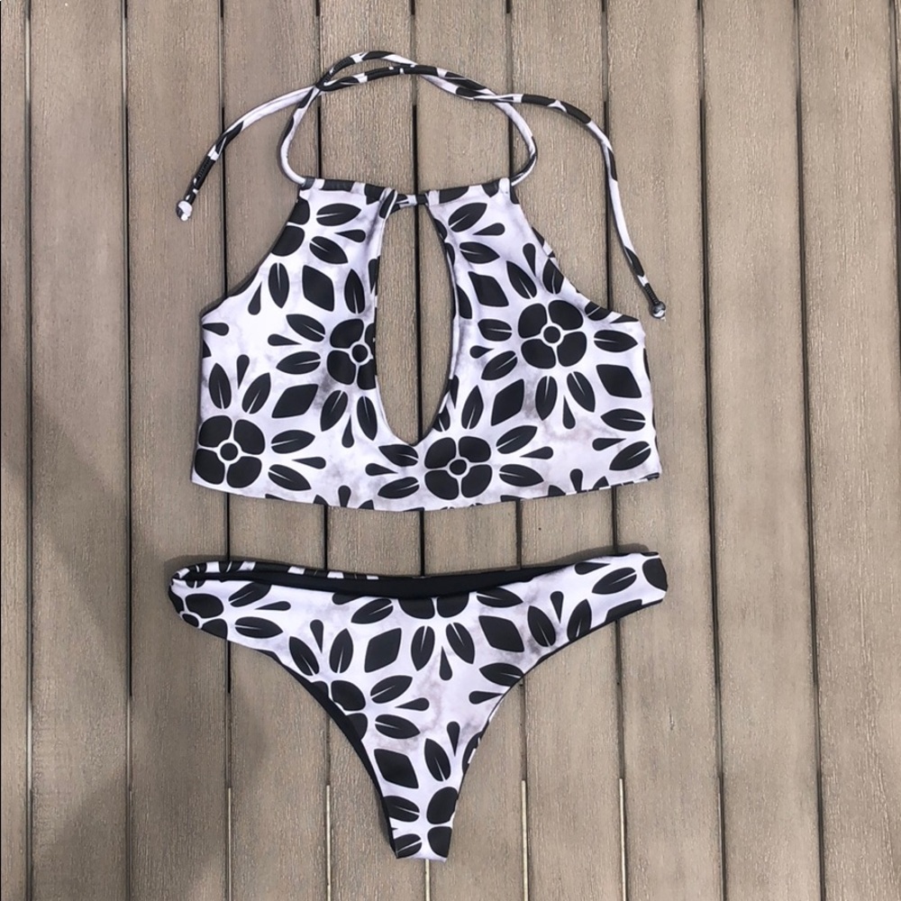 SUNDIA SWIM Set. Keyhole Top & Reversible Bottoms